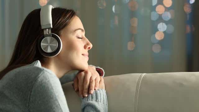 Lounge Musik mit Kopfhörern zum Entspannen hören