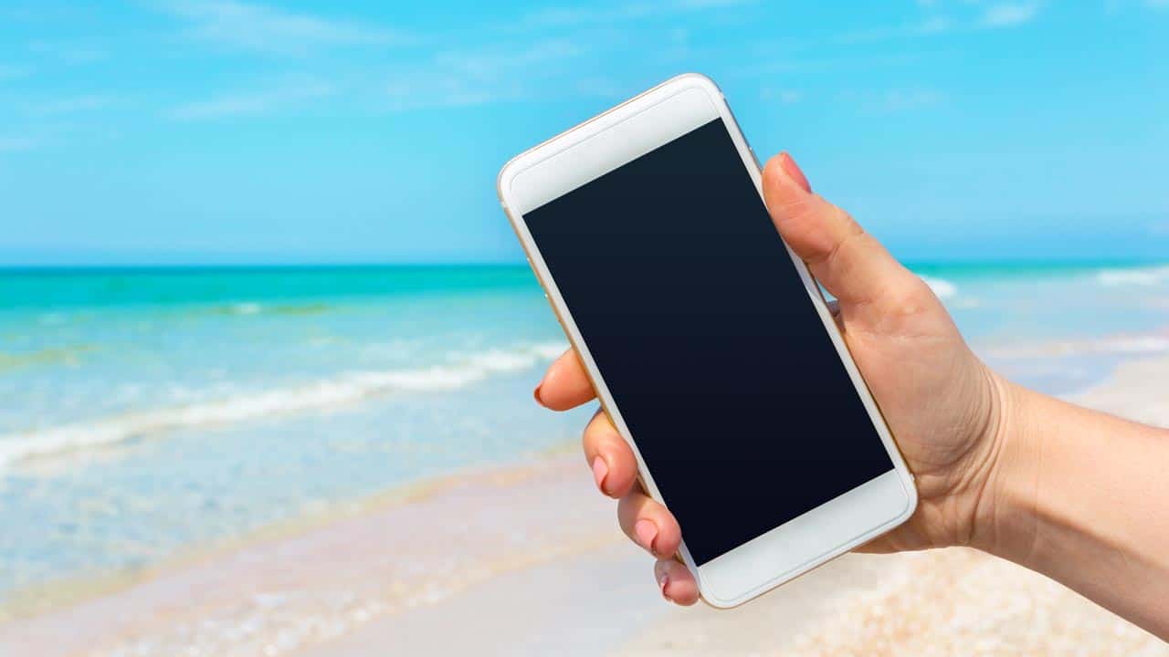 Mit diesem Trick kommt am Strand kein Sand mehr in dein Handy