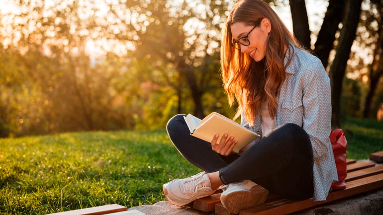 Ein Buch auf der Parkbank lesen? Söder stellt richtig