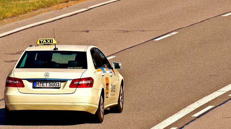 Ärzte, Schwestern und Pfleger fahren in München kostenlos Taxi