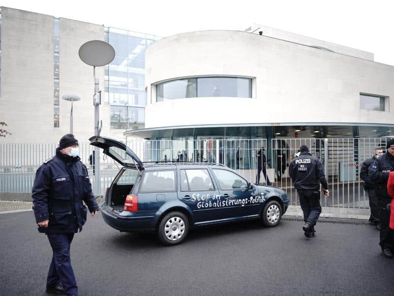 Auto fährt in Tor des Bundeskanzleramts