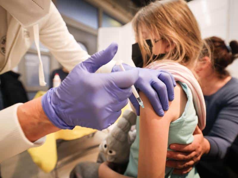 Mit Kinder-Impfung auf Omikron-Impfstoff warten? Das sagen Experten