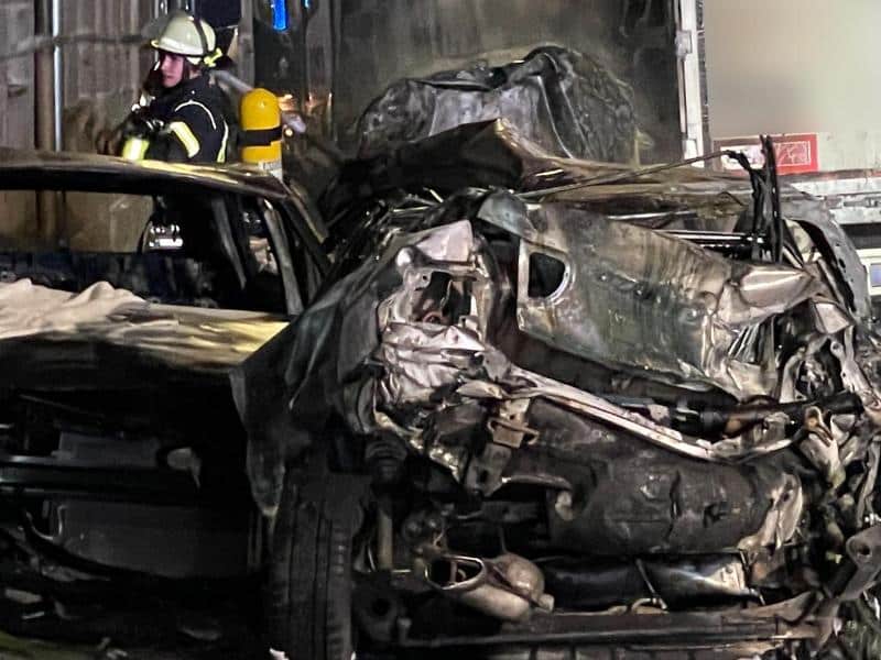 Schneise der Zerstörung: Betrunkener LKW-Fahrer kracht in dutzende Autos