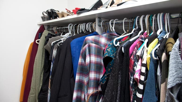 Kleiderschrank ausmisten: So schafft du wieder Platz