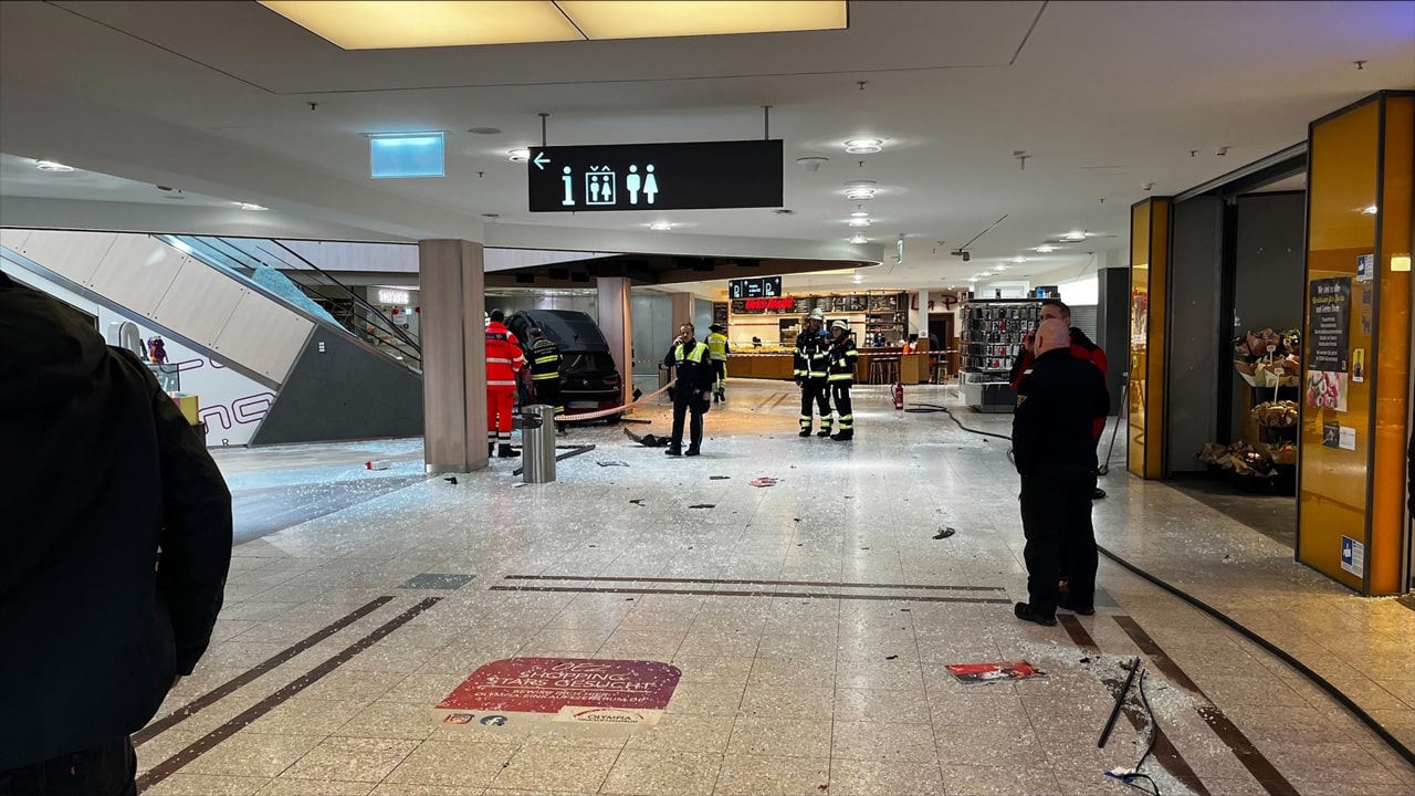 Auto kracht in Untergeschoss des Olympia Einkaufszentrum