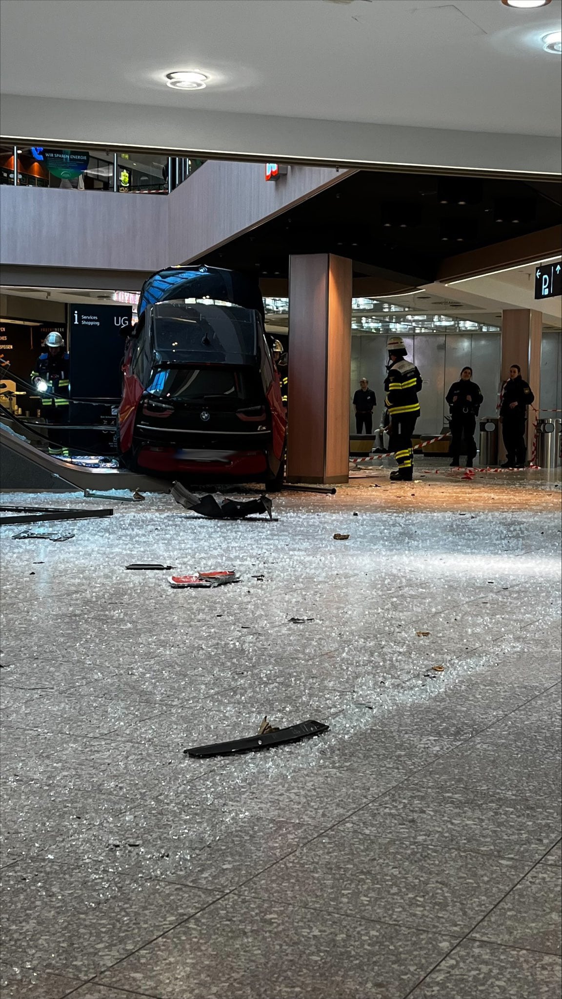 Polizei und Feuerwehr beim Unfall im OEZ München