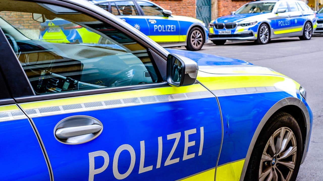 Mehrere Schreckschusswaffen vor Münchner Haustüren gefunden