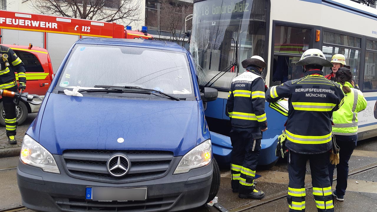 Auto kracht in Trambahn: Unfall auf der Landsberger Straße