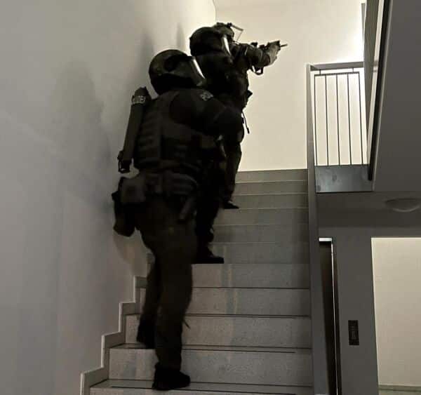Polizei-im-Treppenhaus