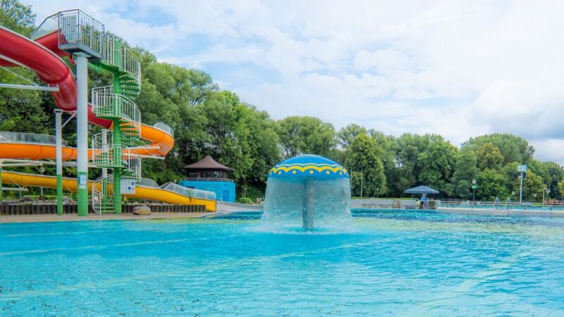 Freibad in München; Wasserrutsche;