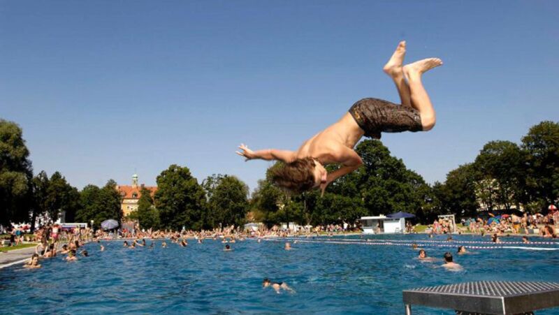 Sprung ins Becken