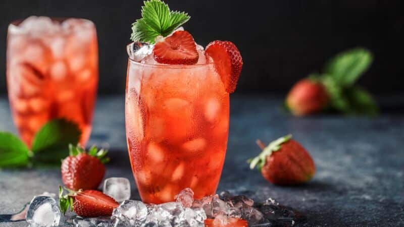 Erfrischende Limonade mit Erdbeeren