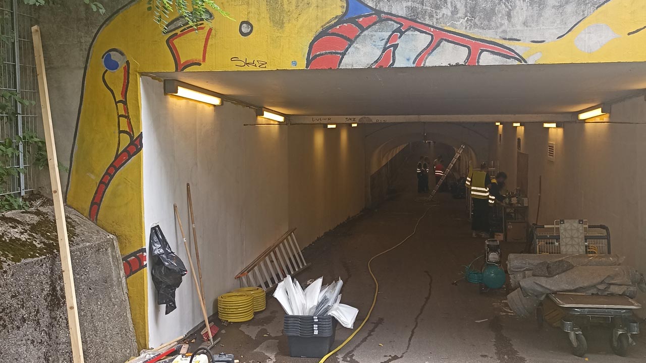 Der Tunnel unter dem Ostbahnhof wird pink.