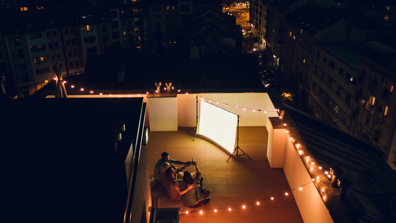 So baust du dir ganz einfach ein OpenAir-Kino auf deinem Balkon