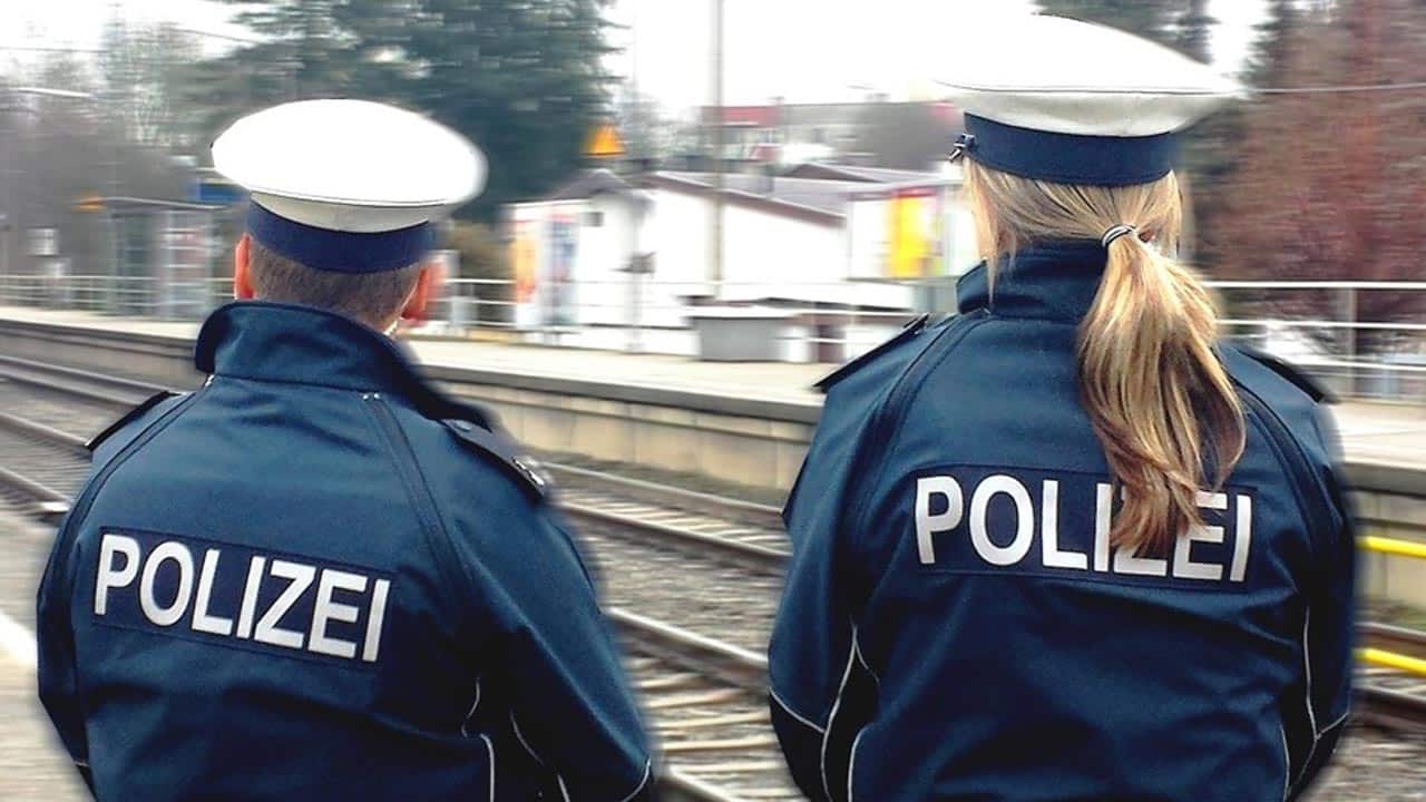 Landkreis München: Unbekannter zerschneidet Mann das Gesicht