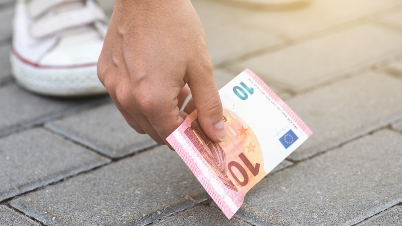 Neuer TikTok-Trend: Unbekannter verschenkt Geld in München