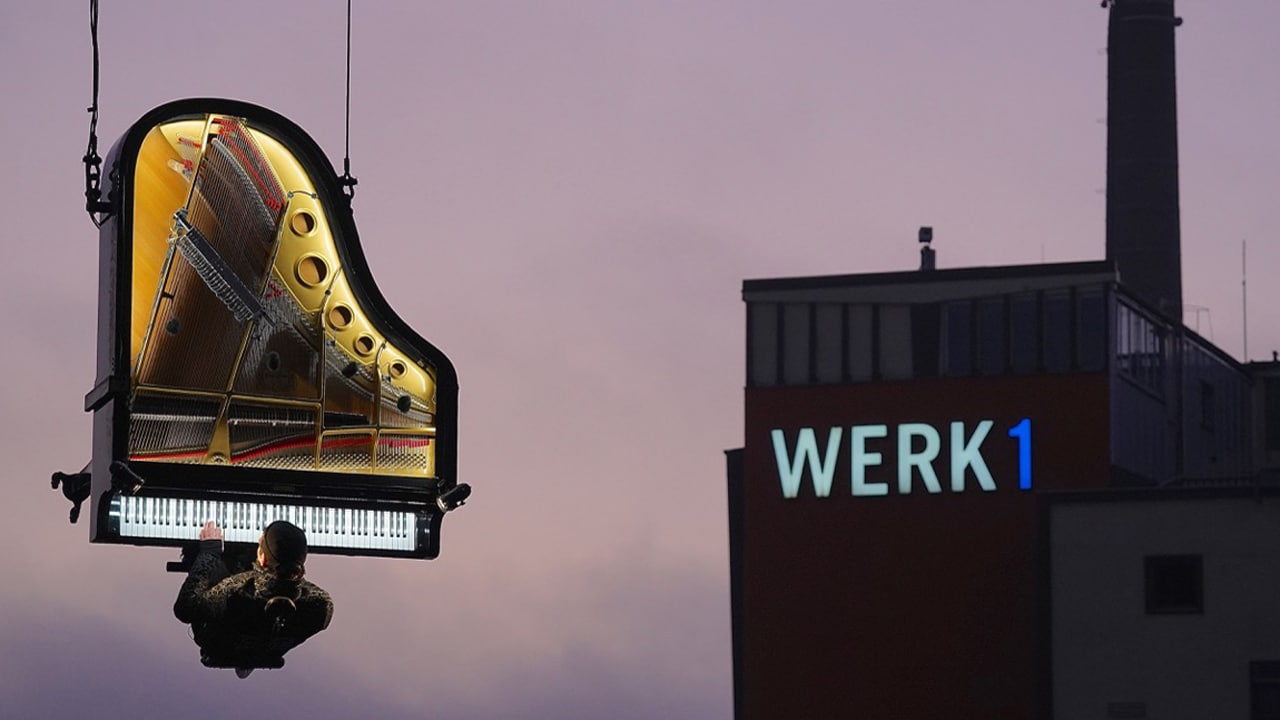 Pianist spielt täglich ’schwebendes‘ Luftkonzert im Werksviertel