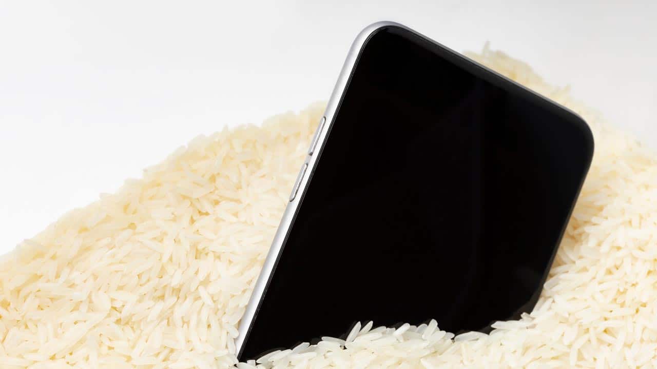 Nasses Handy in Reis? Warum dieser beliebte Trick ins Wasser fällt