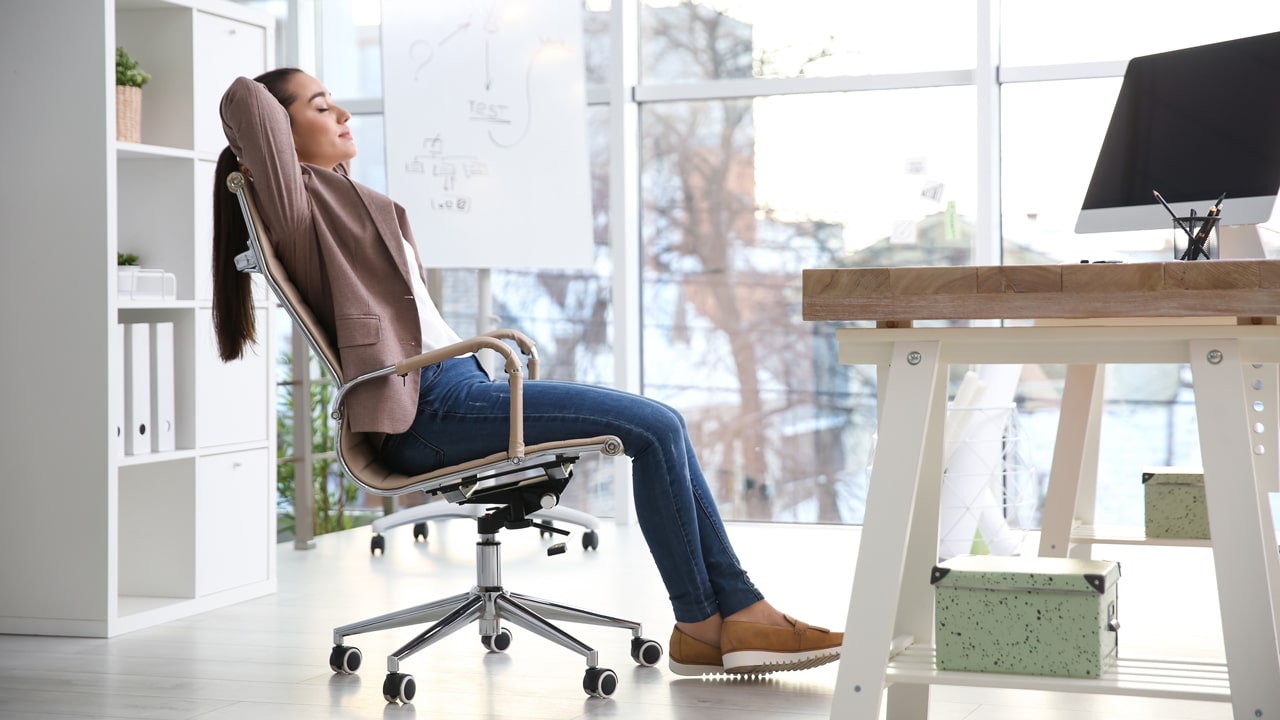 Wie du Rückenschmerzen bei der Arbeit verhindern kannst