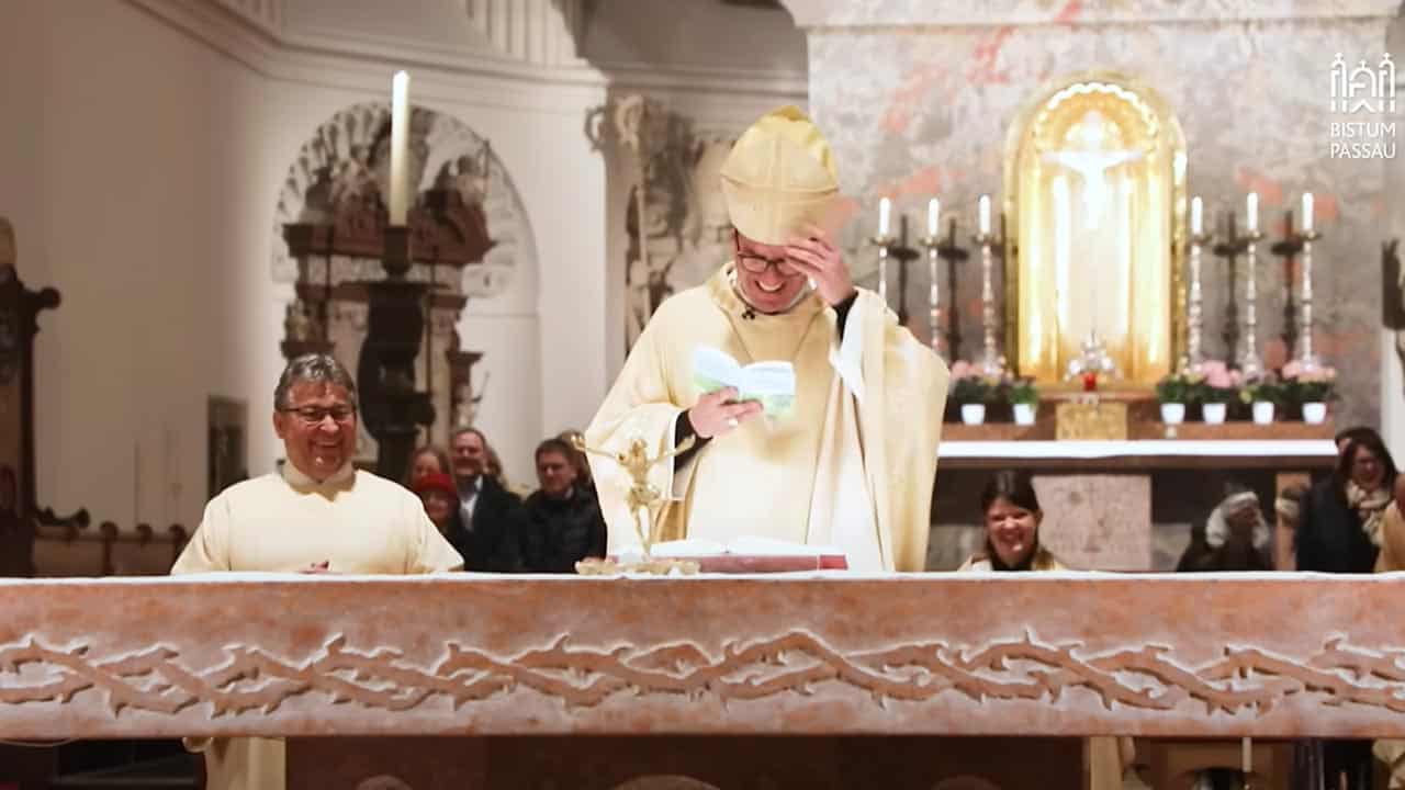 Witz im Ostergottesdienst – lachender Bischof geht viral