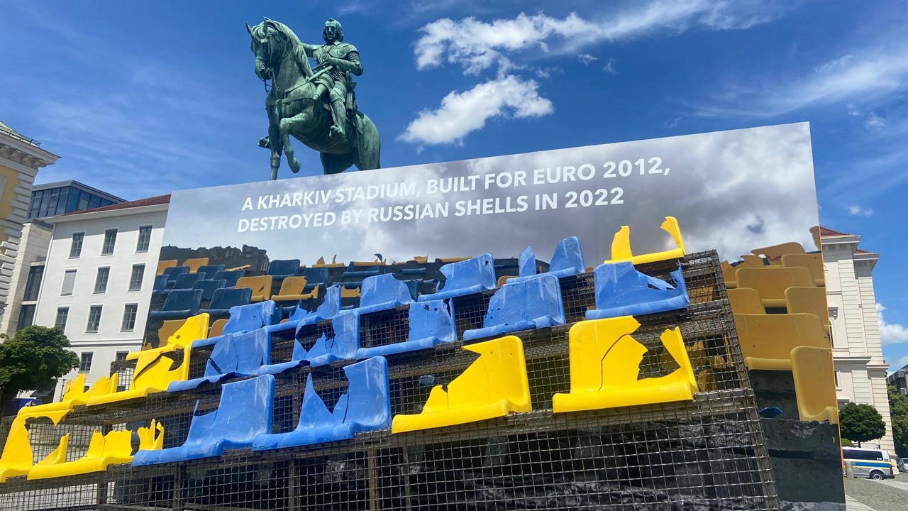 München Wittelsbacherplatz: Zerbombte Sessel der Stadiontribüne von Charkiw
