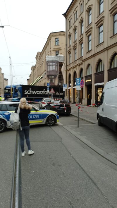 lkw in baugerüst der maximilianstraße