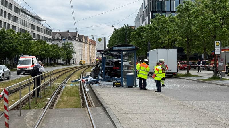 Unfall Donnersbergerstraße München – Auto fährt in Haltestelle