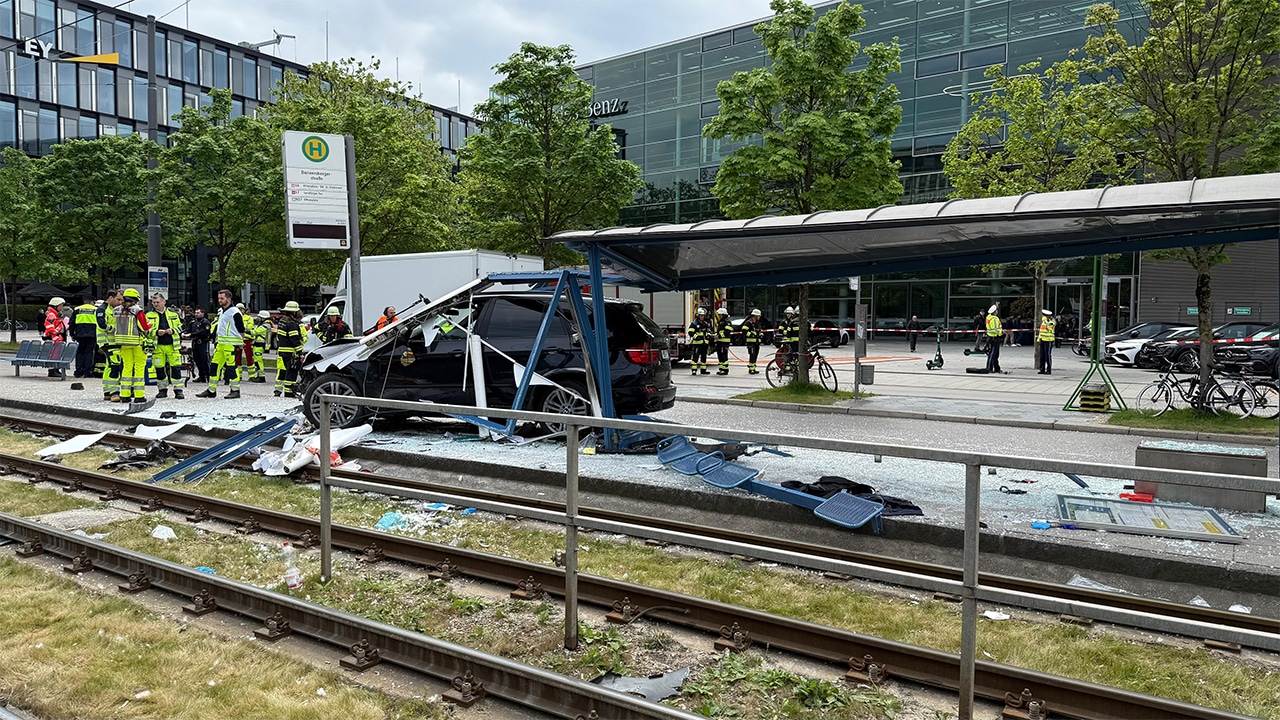 Schwerer Unfall in München: Auto rast in Tram-Haltestelle – Drei Schwerverletzte