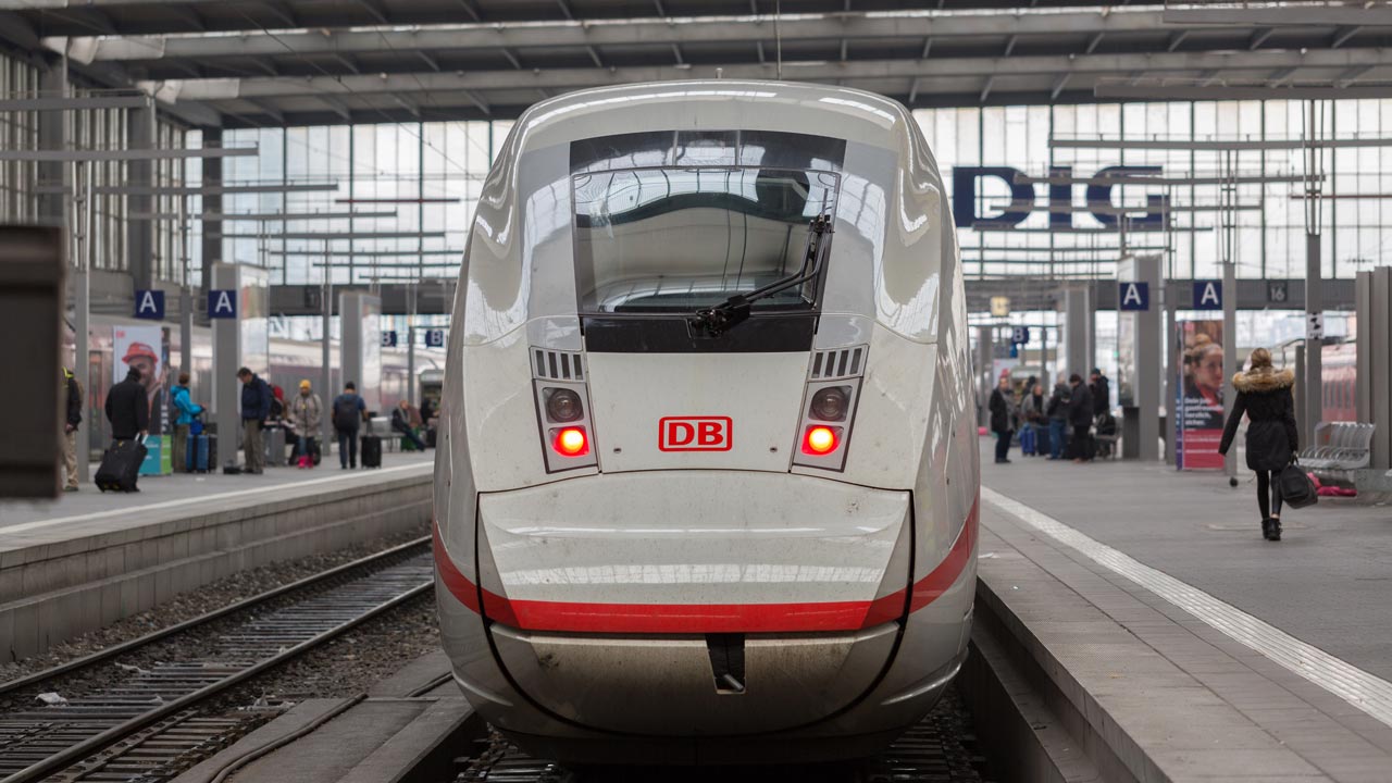 Bahnfahren soll einfacher werden – und in den kommenden Monaten günstiger!