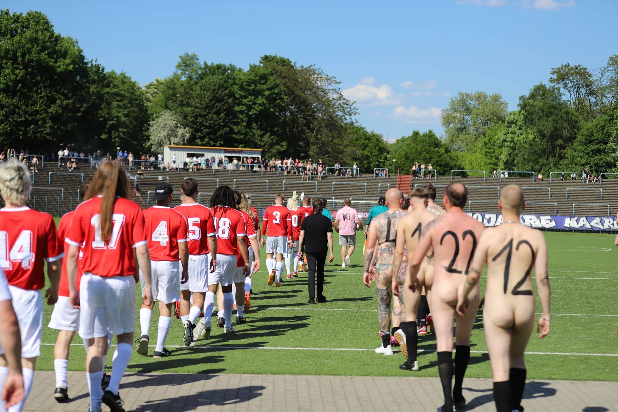 Kunst und Spiel: Nackte Fußballer kicken gegen den Kommerz