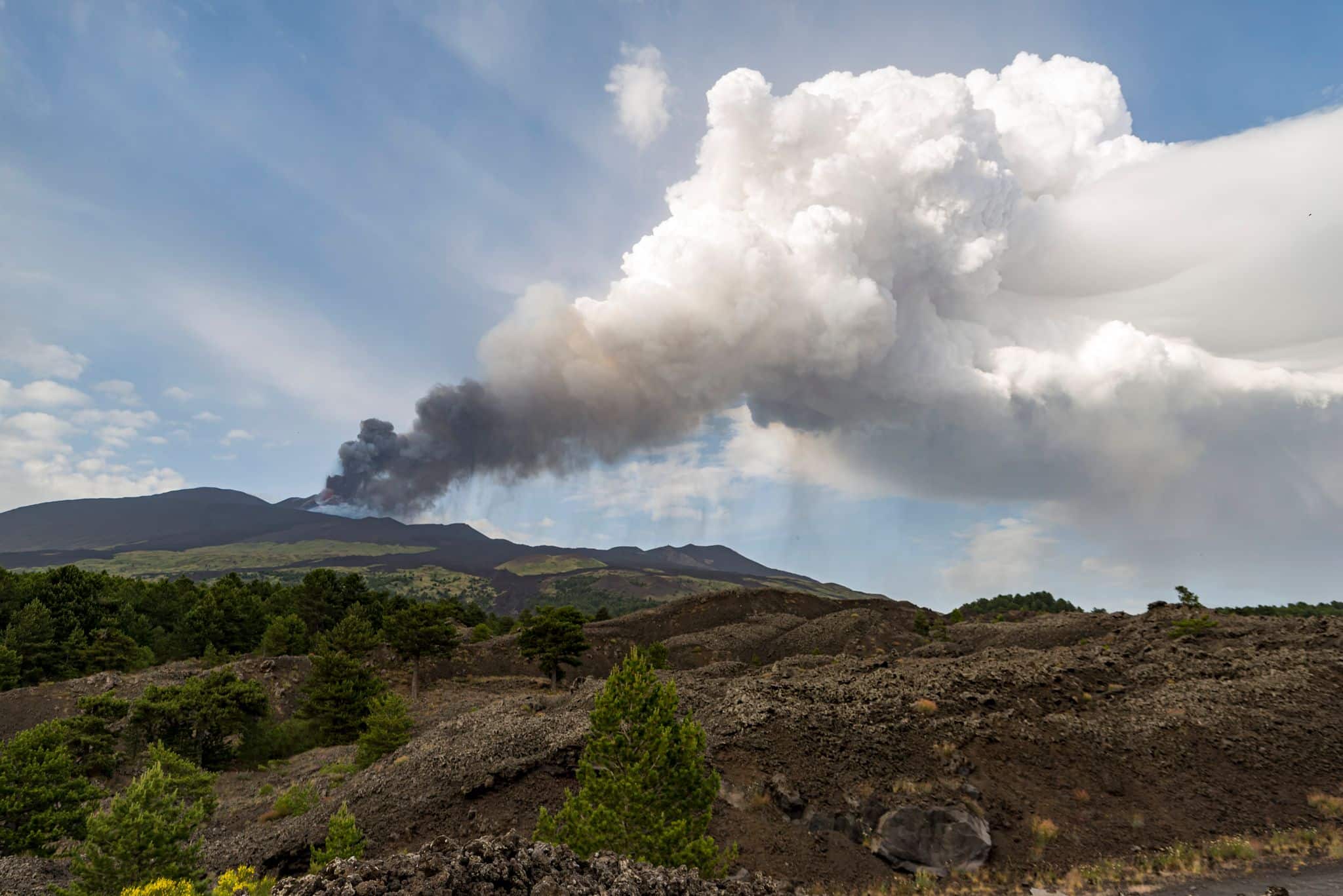 Ätna spuckt eine Lavafontäne – Flugverkehr noch unbeeinträchtigt