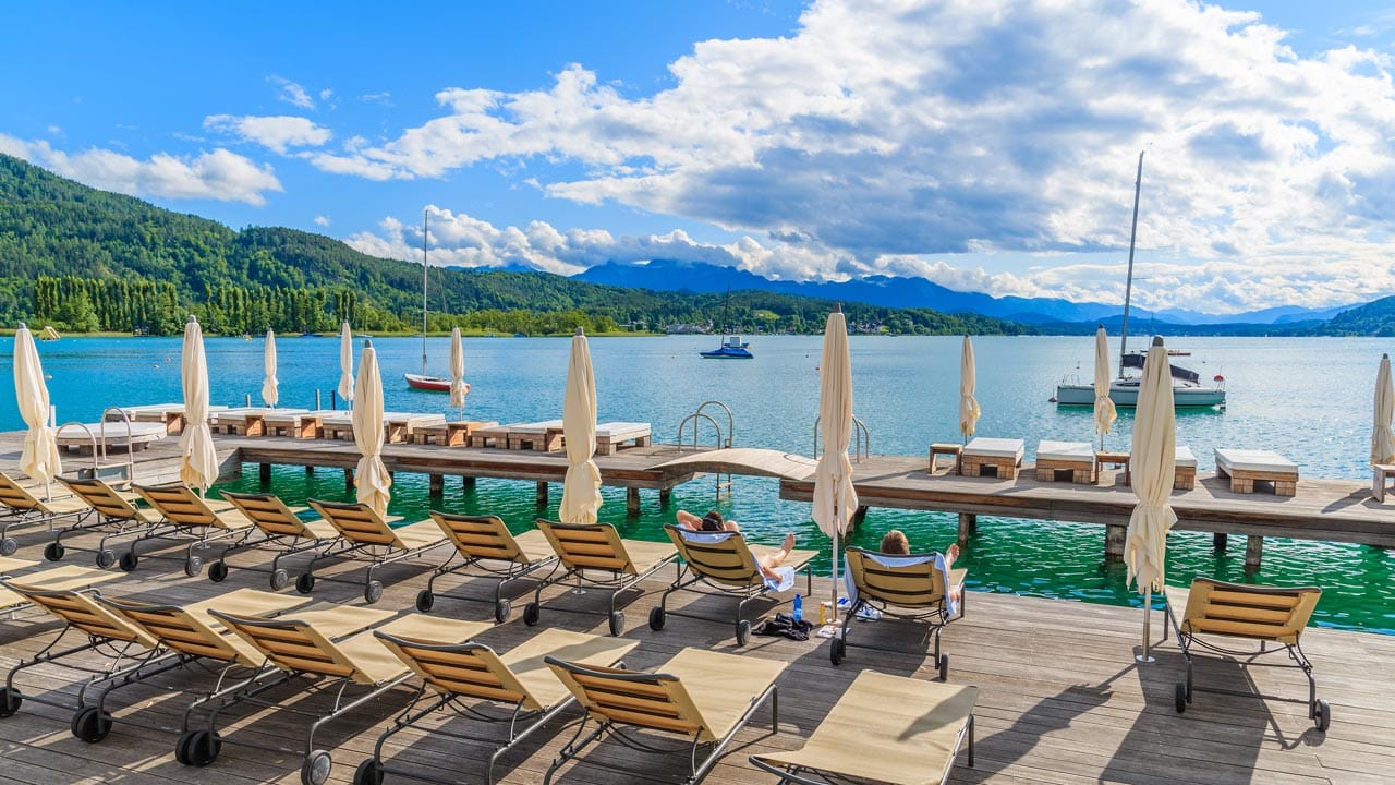 Beachclubs Rund um München: So teuer ist ein Tag mit Liegestühlen am See