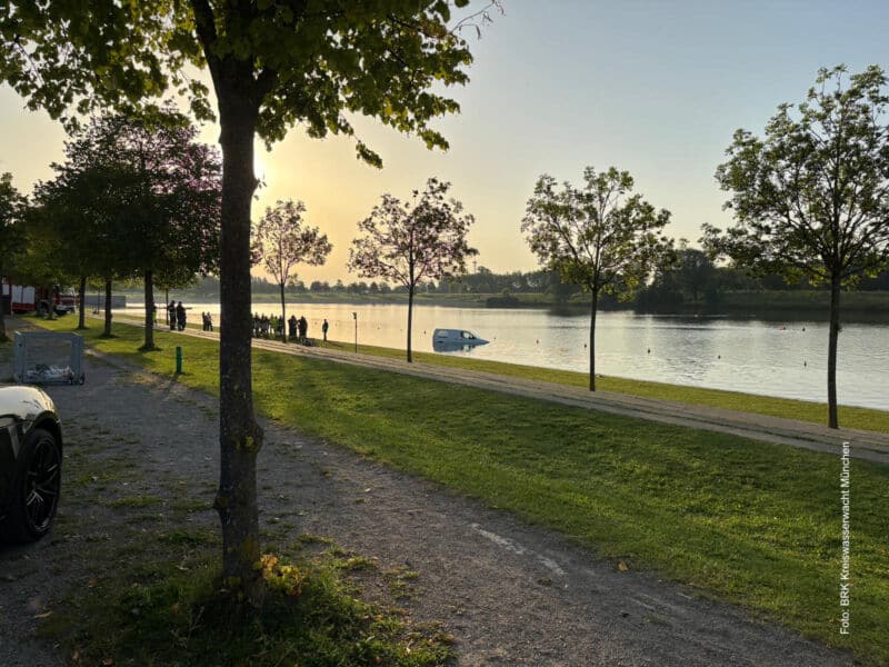 Auto fährt in Riemer See