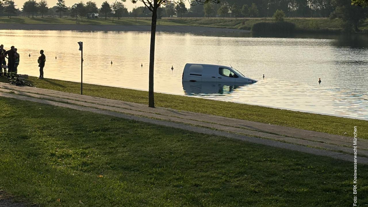 Unfall am Mittwochmorgen: Auto landet im Riemer See