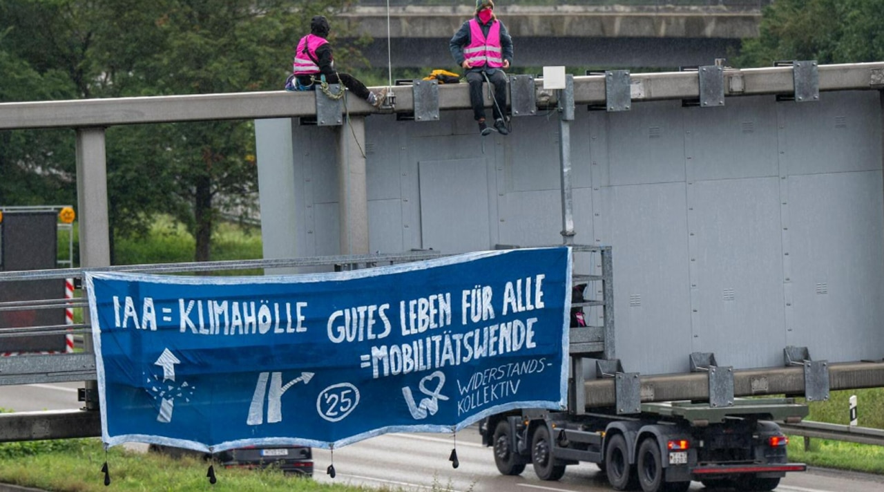 Klima-Protest: Autobahn A9 Richtung Fröttmaning wegen Aktivisten gesperrt