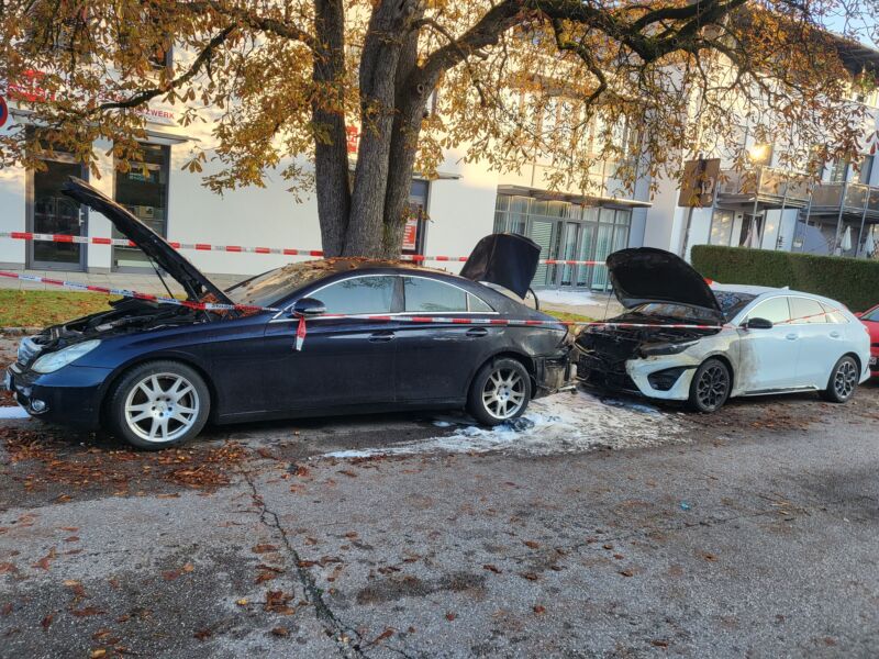 Ausgebrannte Autos mit Löschschaum