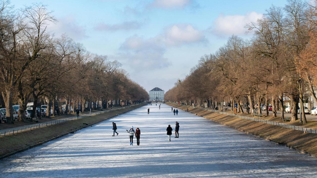 Eislaufen und Stockschießen: Hier kannst du während der Feiertage aufs Eis