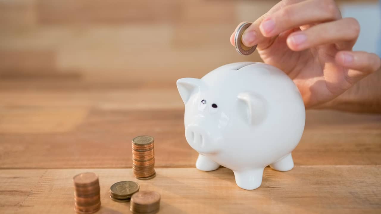 Von der Urlaubskasse bis zum Hauskredit: So sparen Sie clever bei laufenden Kosten
