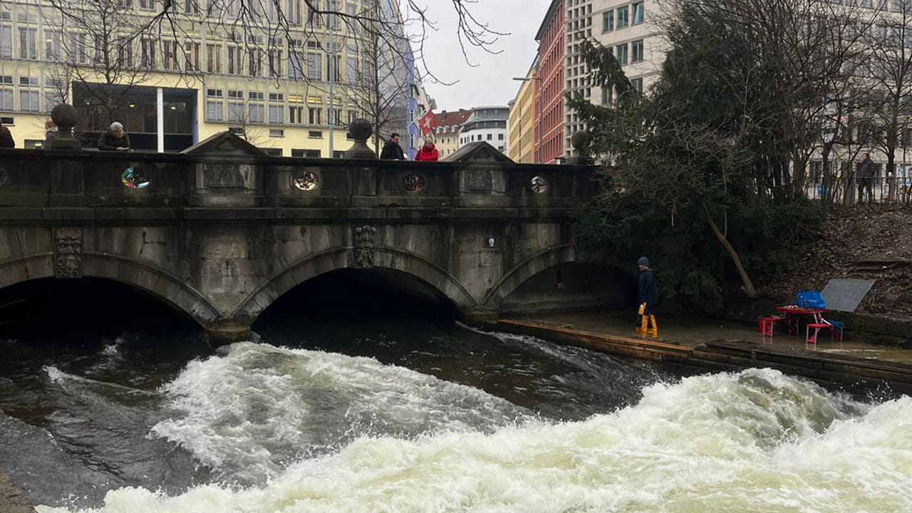 Eisbachwelle in München: Welle läuft überraschend nach Surfverbot