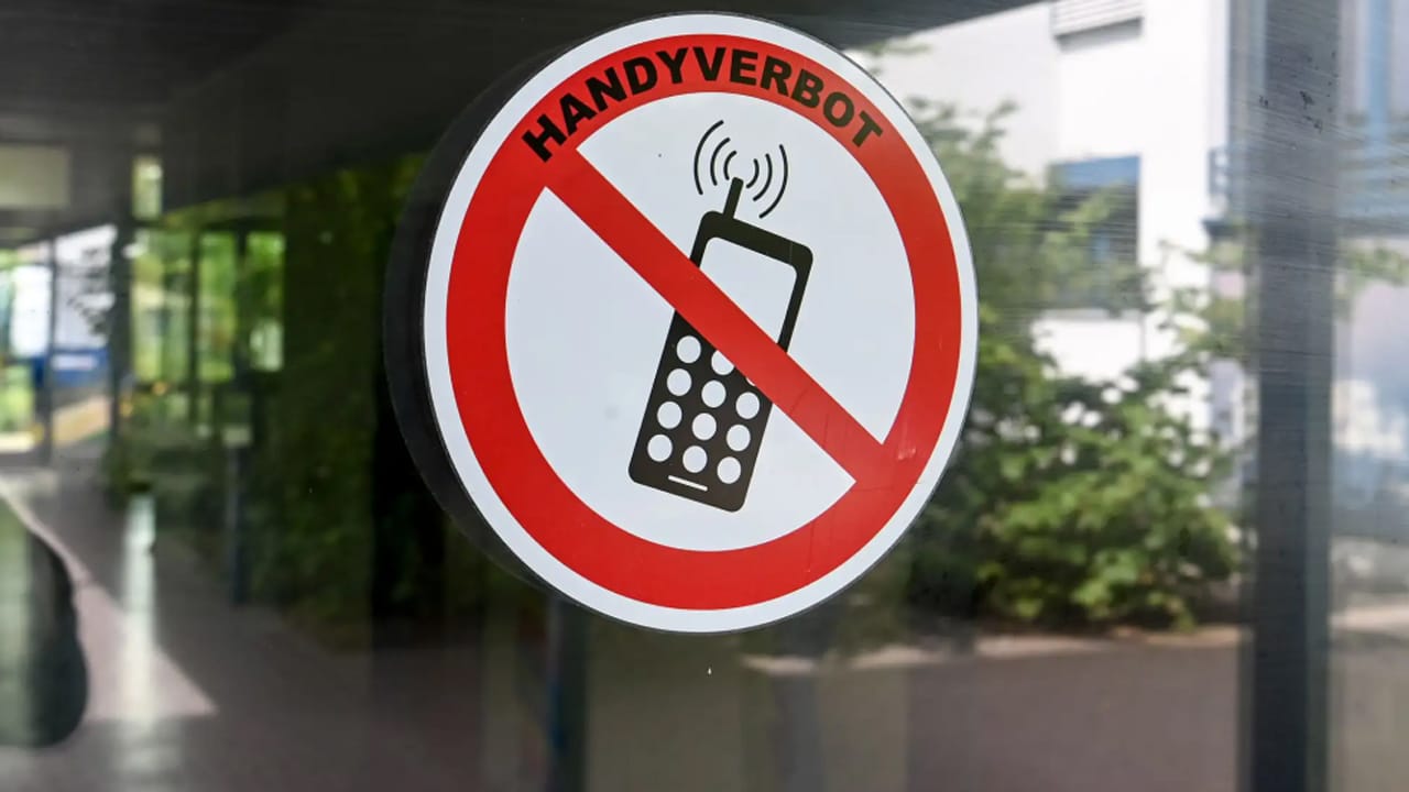 Handys sind in Bayern bald wieder bis zur achten Klasse tabu