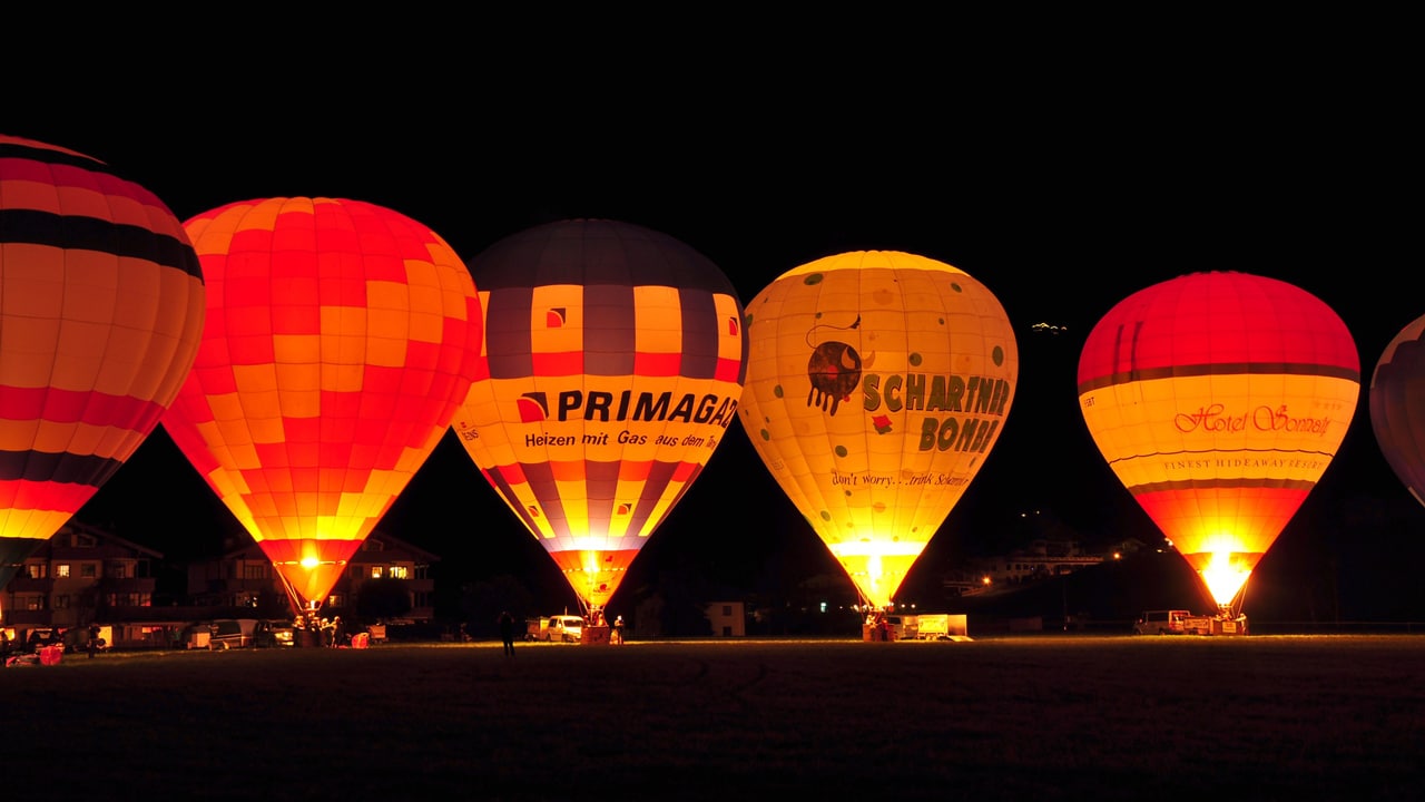 München leuchtet: Night Glow – Ballonglühen auf dem Frühlingsfest