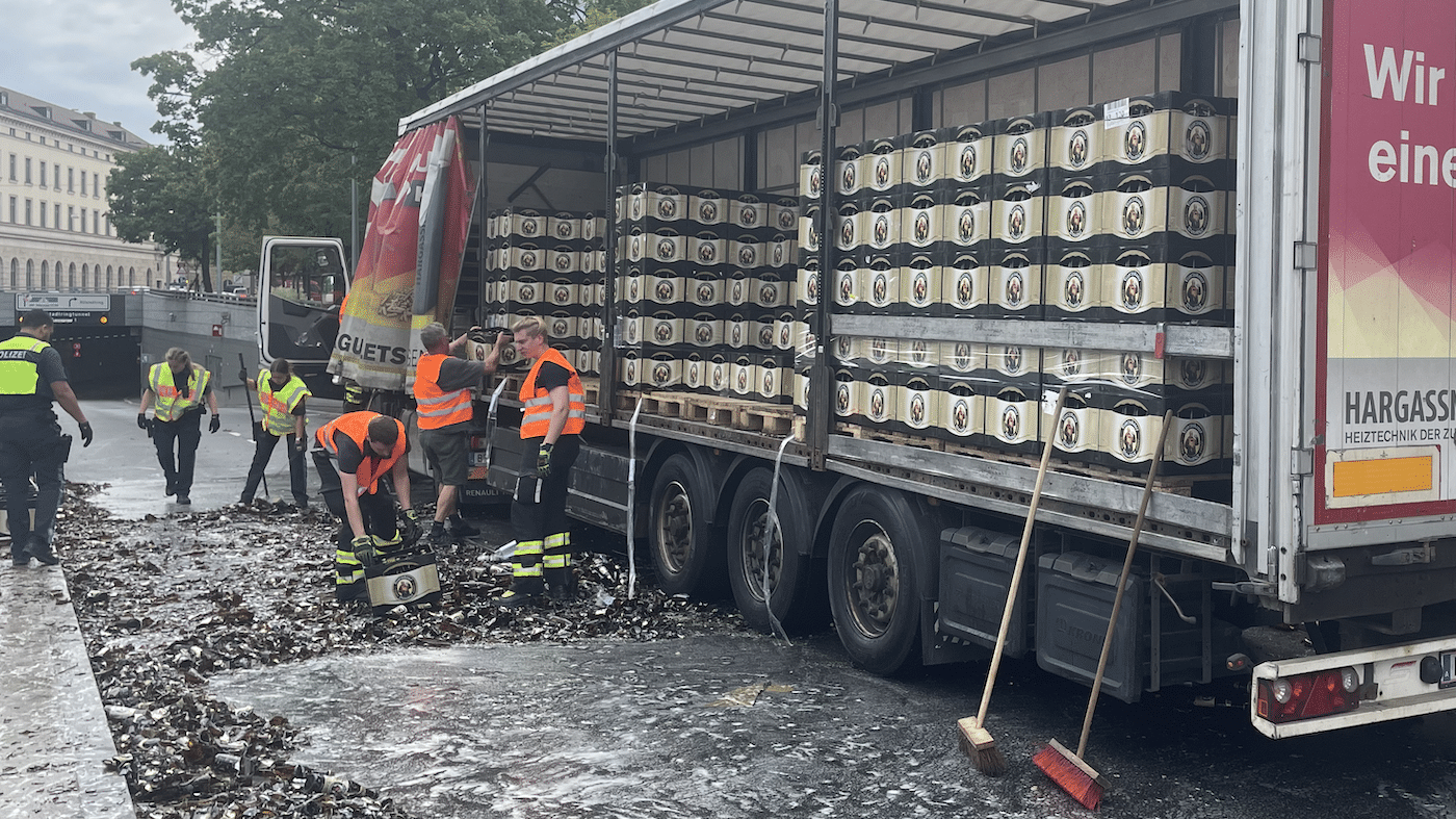 Getränkelaster verliert Bierladung bei Unfall in München: Altstadtring Richtung Osten gesperrt