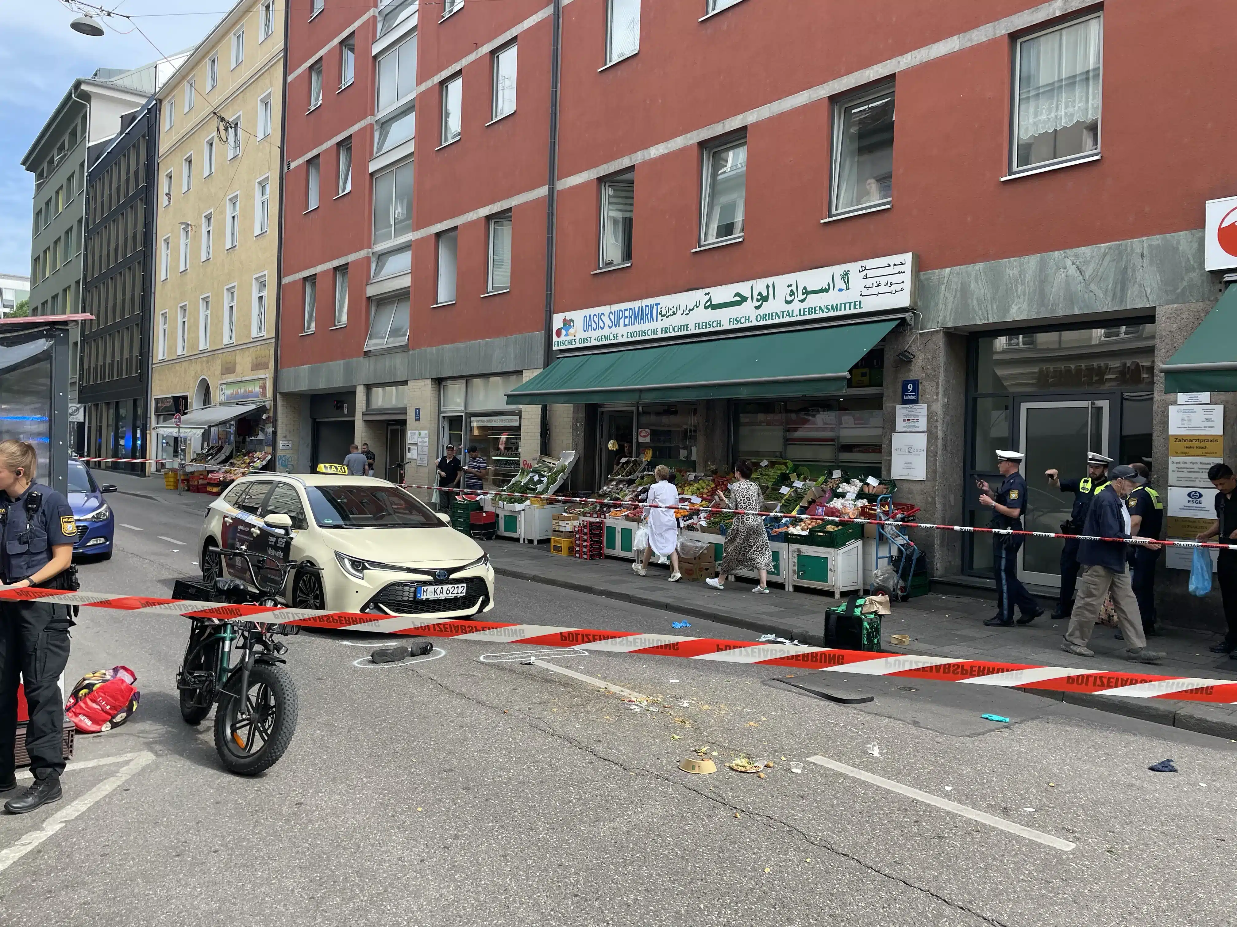 Mit Absicht: Taxifahrer fährt Person in München auf offener Straße an