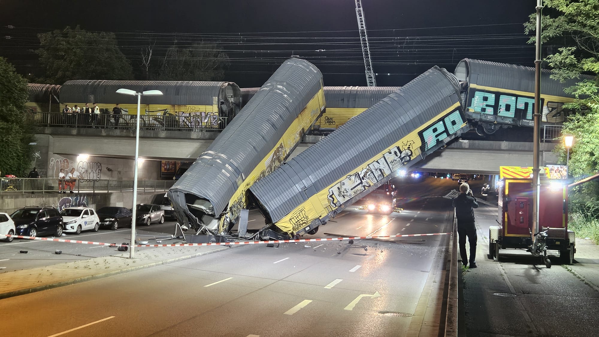 Zwei Güterwaggons stürzen in München von Brücke