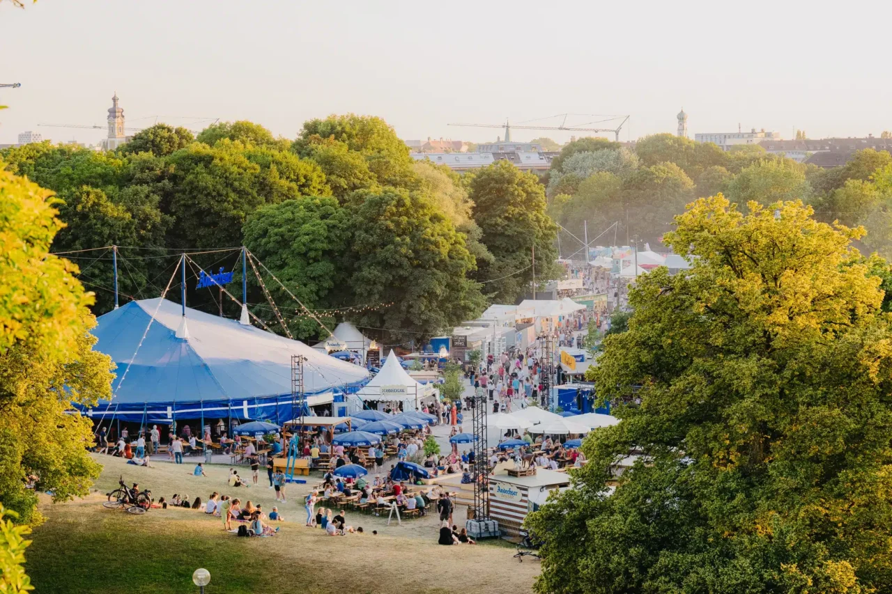 Das erwartet euch auf dem Tollwood Sommerfestival 2026 im Olympiapark