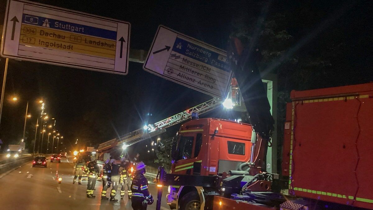 Einsatz am Mittleren Ring: Feuerwehr sichert 800-Kilo-Schild in der Nacht