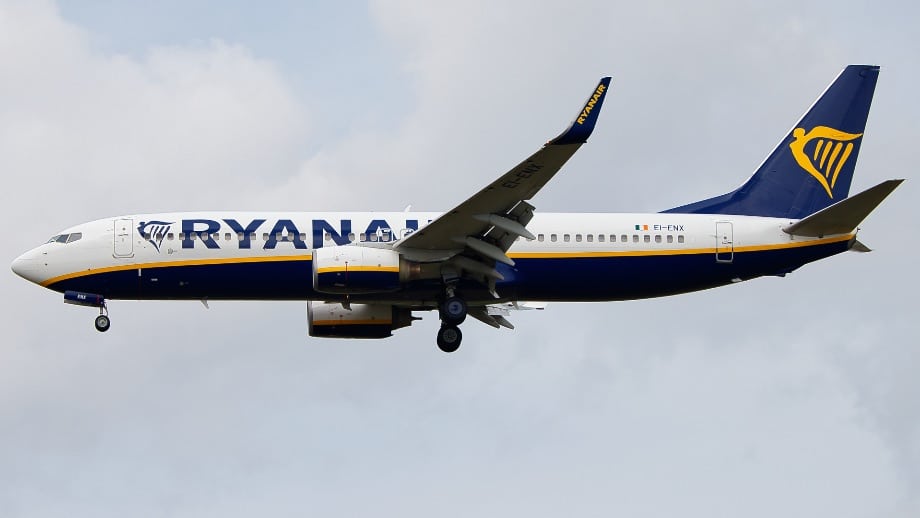 Ryanair-Drama in der Luft: Mann fast aus fliegendem Jet gesaugt!