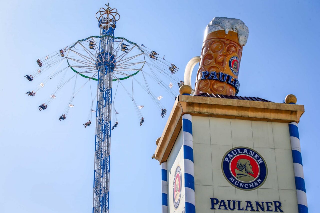 Oktoberfest in München: Warum die Kellnerinnen am Paulaner-Turm verdeckt sind
