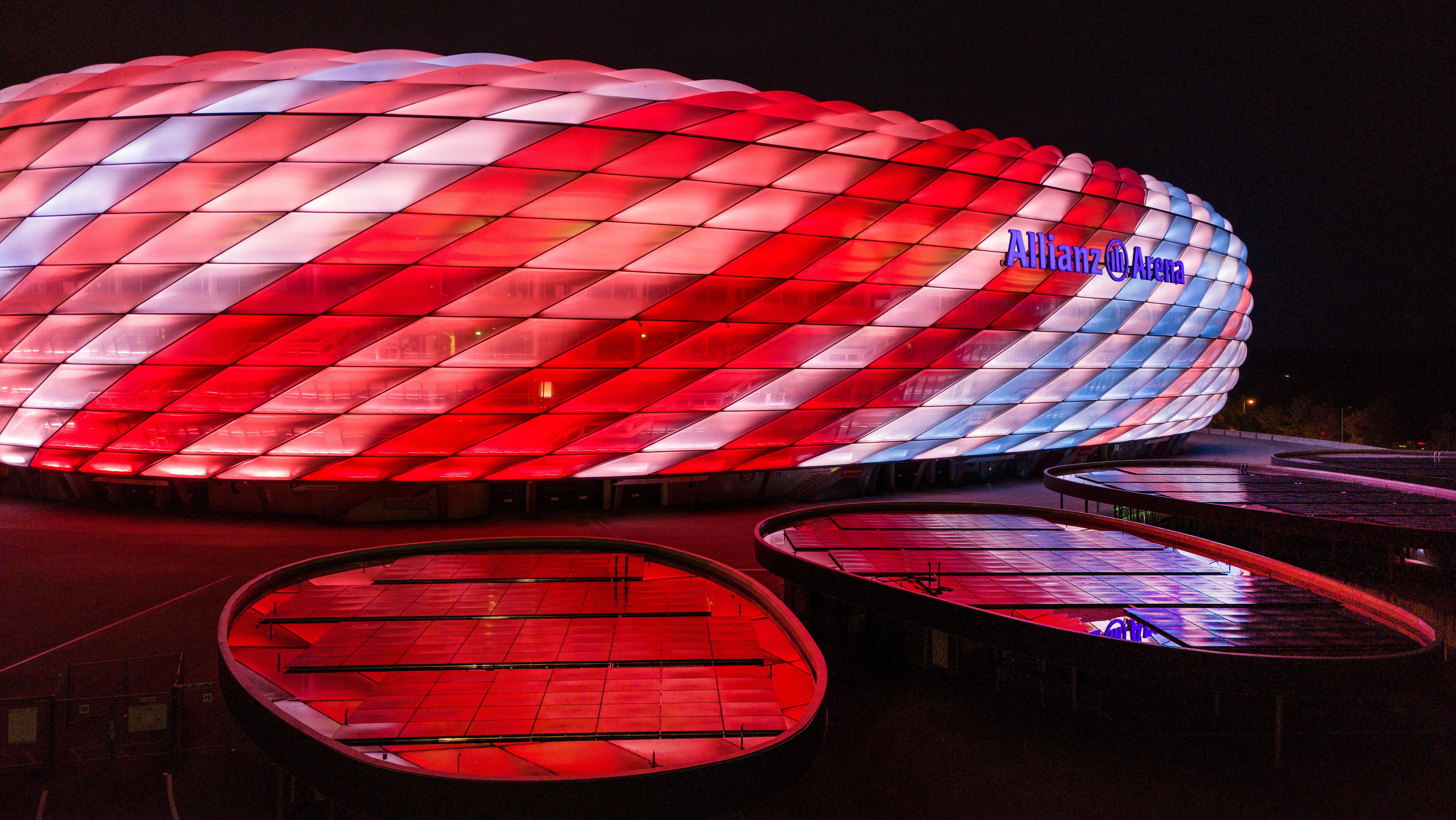 Allianz Arena leuchtet zur Klimawoche 2026 in Klimastreifen